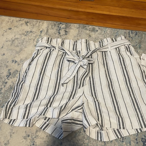 NWT OLD NAVY High-Waisted Tie-Belt Linen-Shorts - Picture 2 of 10